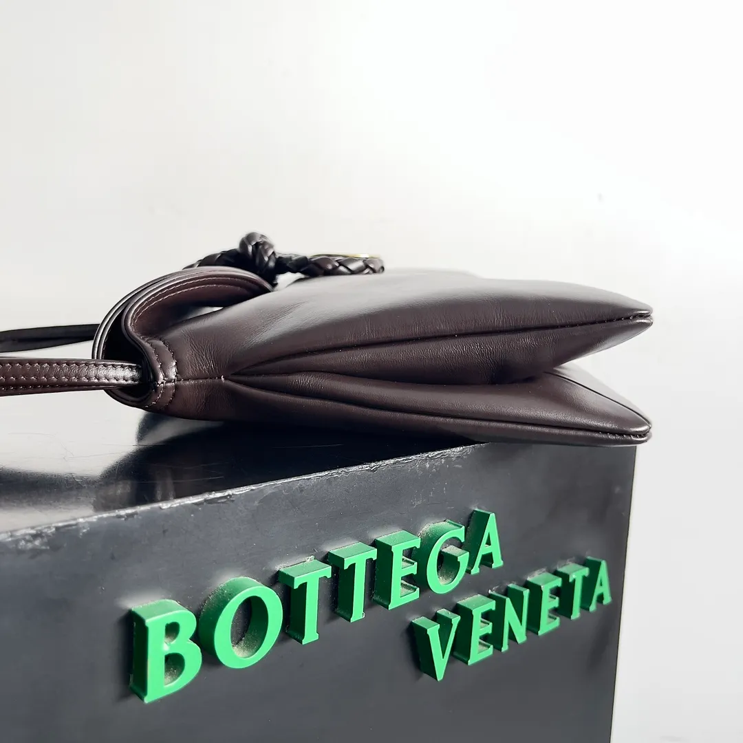 Batch 1680 Inspired by the 1970s, the Bottega Veneta women's logo shoulder bag has a smooth leather surface that brings a clean and handsome feel, just like the neatness and tenacity of a working woman. The front buckle is made of high-quality hardware pendant, the overall retro elegance, and the excellent leather feels soft. This Bottega Veneta series can be described as beautiful, weakening the complexity of the outfit, not competing for it, and only using the best quality to interpret itself. Style number: 806034 (large size) Size: 30*20*8cm